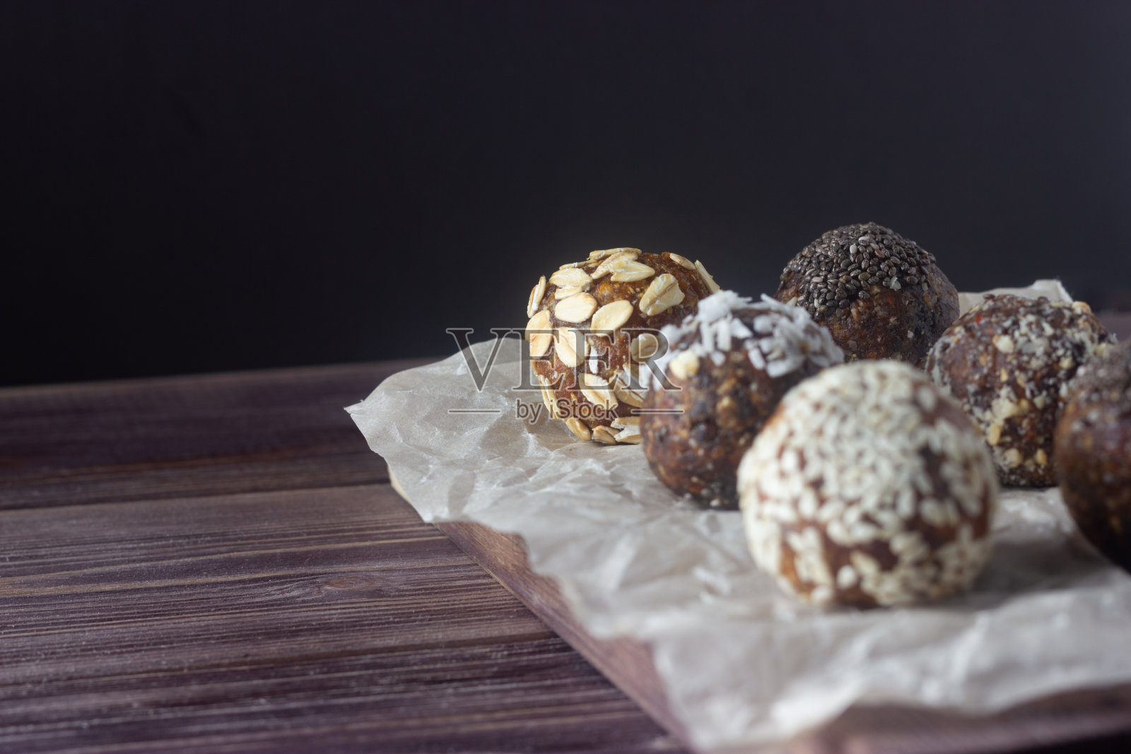 生素食健康能量球与燕麦,奇亚籽,椰子片,可可和干果照片摄影图片