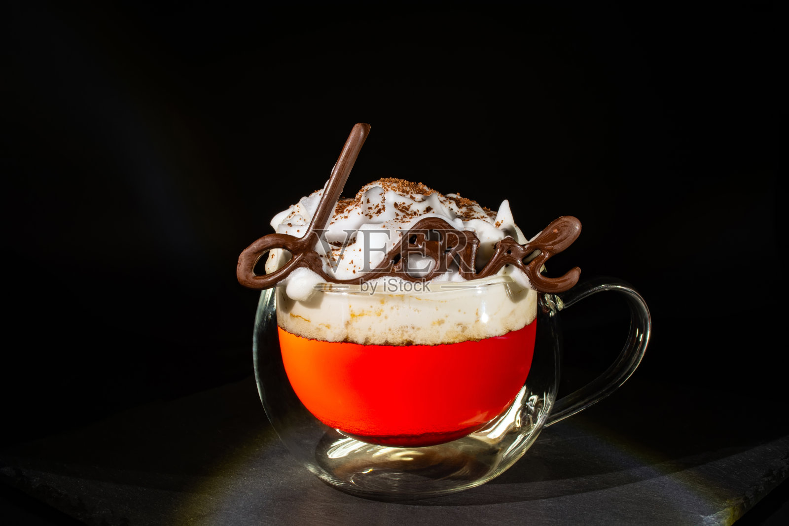 用巧克力、3D打印机、拿铁咖啡上的“爱”字样照片摄影图片