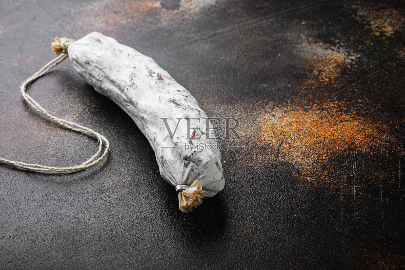 萨尔奇雄香肠在旧金属背景与文字空间照片摄影图片