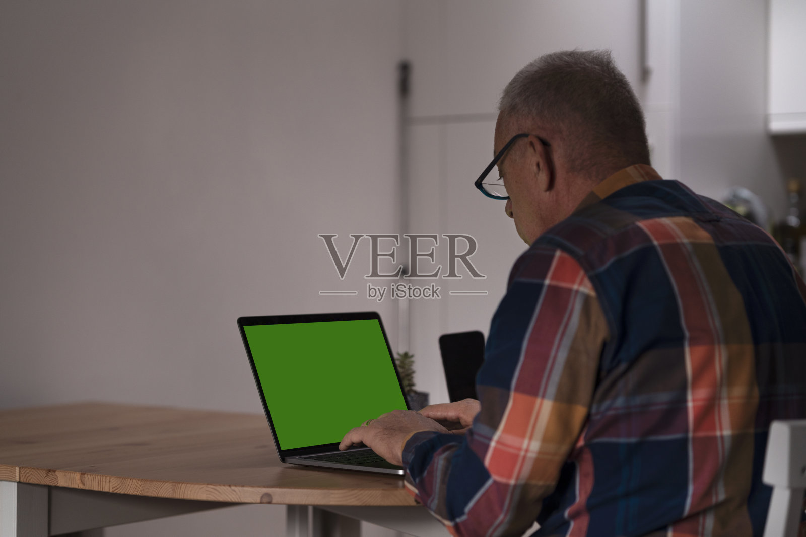 人类在家里工作。使用笔记本电脑的自由职业者照片摄影图片