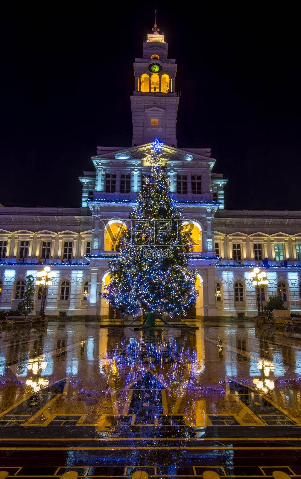 晚上,罗马尼亚阿拉德市中心市政厅前的圣诞树和新年装饰品照片摄影图片