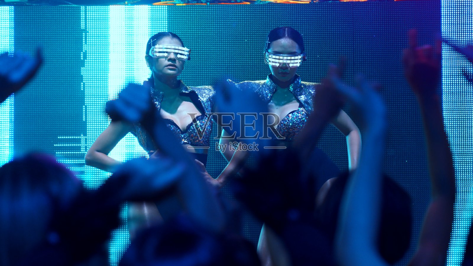 一群人在迪斯科夜总会随着DJ的音乐节奏跳舞照片摄影图片