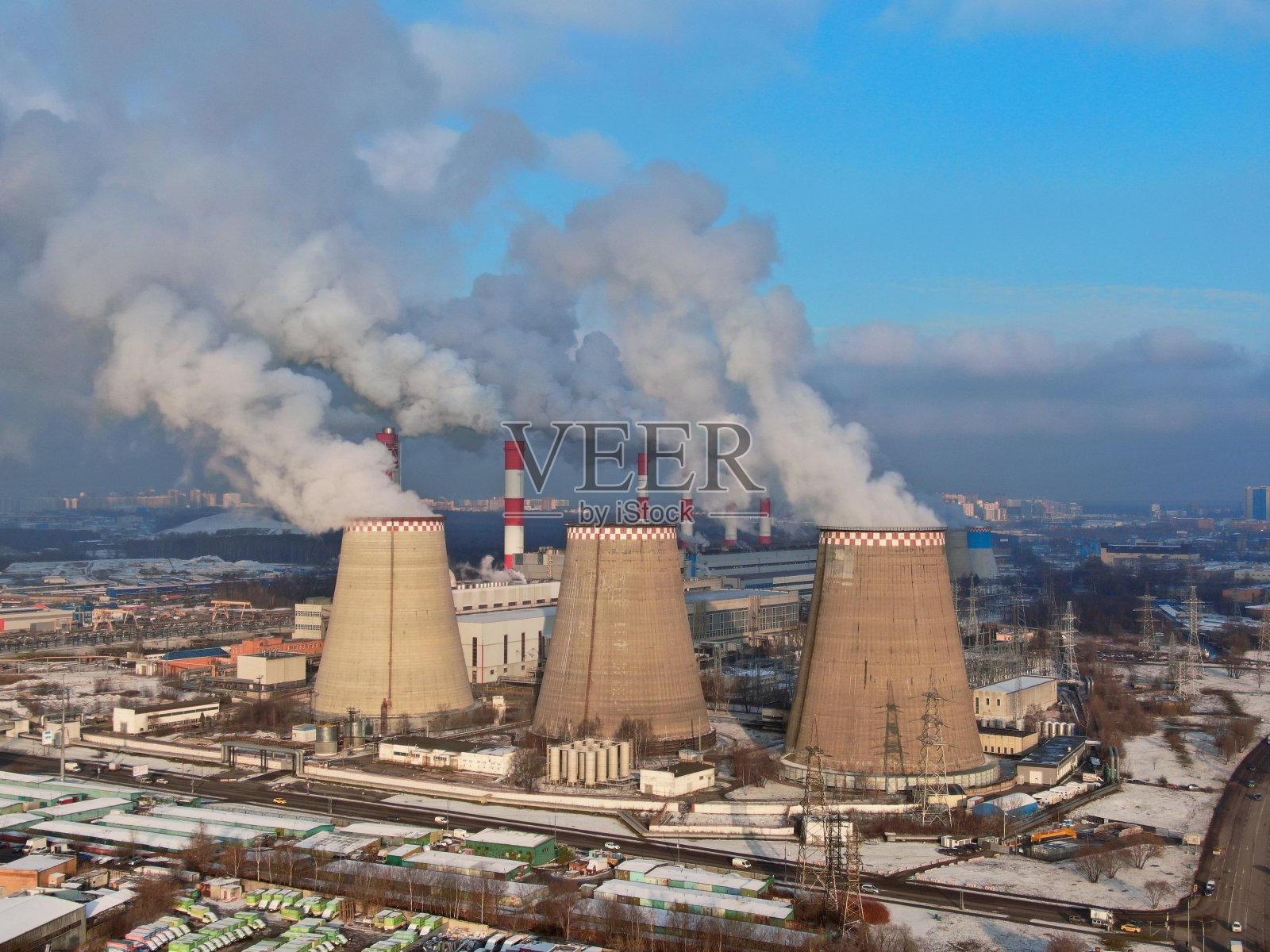 鸟瞰图从一个大型工业企业的管道烟。大城市的生态污染。热能的一代。照片摄影图片