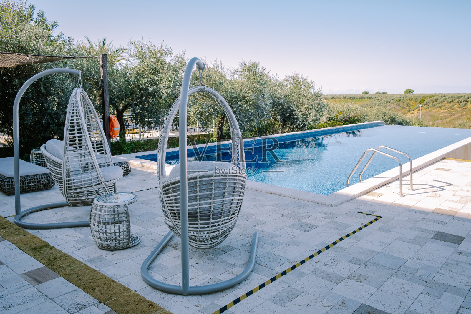 豪华度假村在西西里Selinunte葡萄酒田在意大利,无限泳池与葡萄酒田照片摄影图片