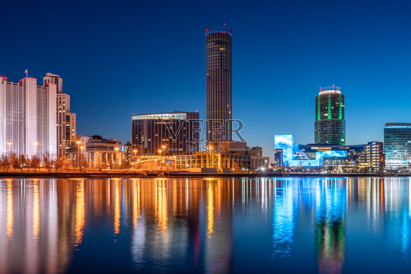 晚上在市中心的池塘上照片摄影图片