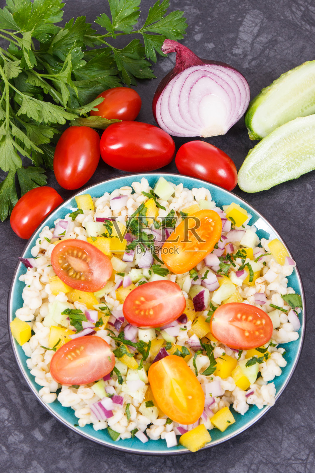 新鲜的沙拉配碎小麦和蔬菜。健康的生活方式和营养照片摄影图片