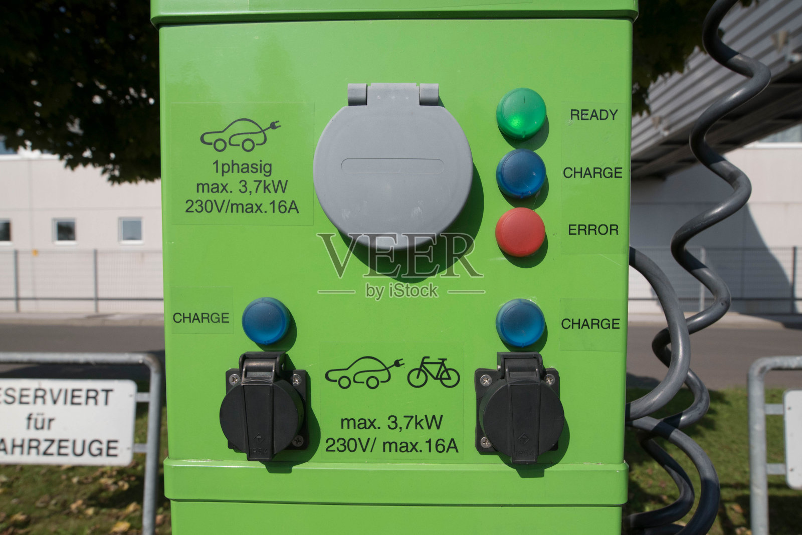 绿色电动汽车充电站照片摄影图片