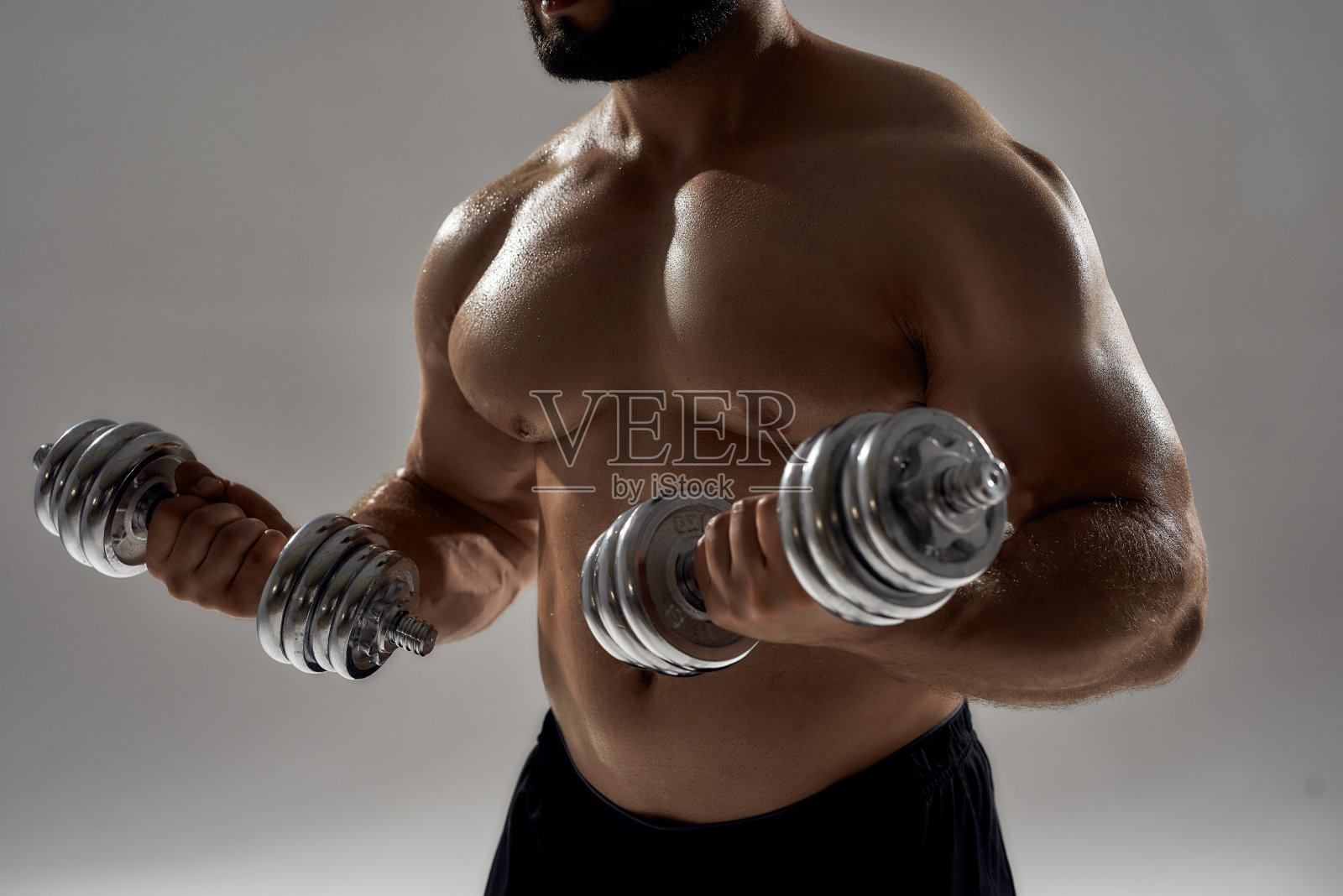 年轻的肌肉发达的白人举重运动员赤裸上身照片摄影图片