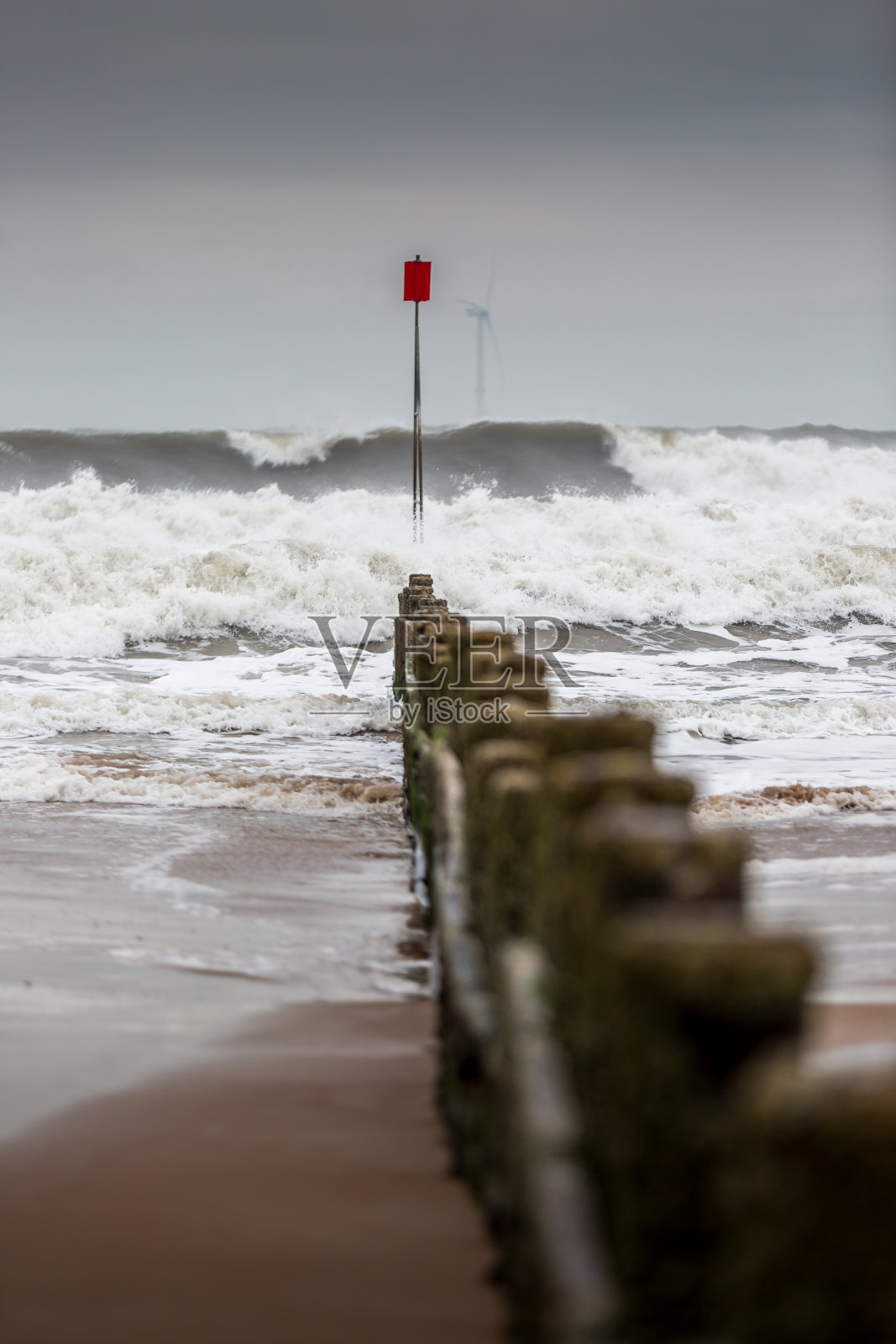 这是诺森伯兰郡布莱思海滩暴风骤雨的一天,海浪拍打着海岸照片摄影图片