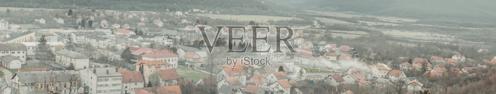 风景城市Gračac在一个雾,克罗地亚照片摄影图片