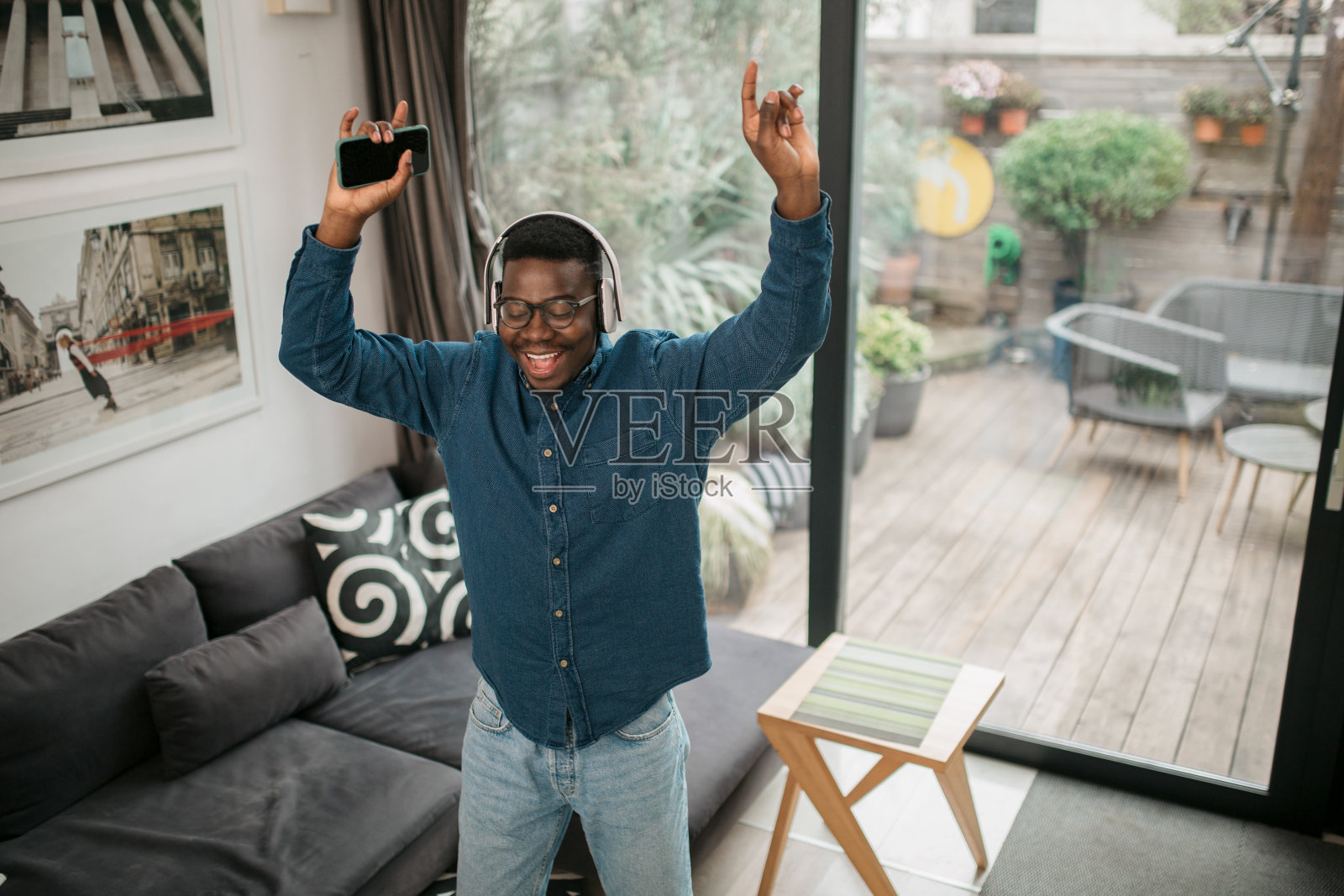 快活的非裔美国人在家里玩,跳舞照片摄影图片