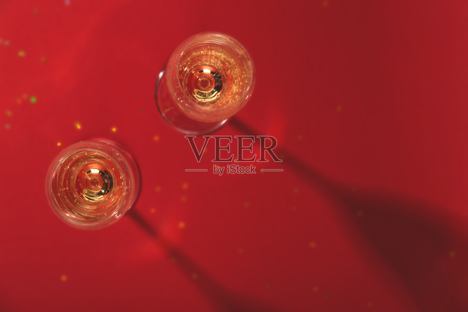 时尚的香槟杯上的红色背景。俯视图照片摄影图片