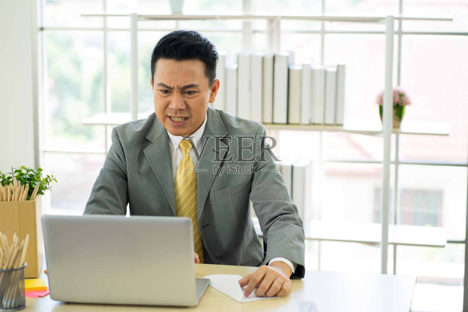 沮丧的商人感到绝望的担心金融业务问题在办公室在家工作照片摄影图片