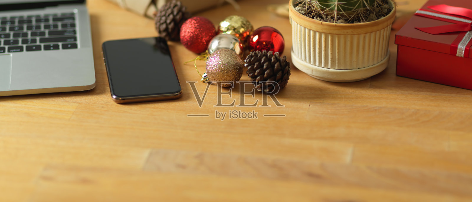 木质办公桌,配有智能手机、笔记本电脑和办公室装饰品照片摄影图片