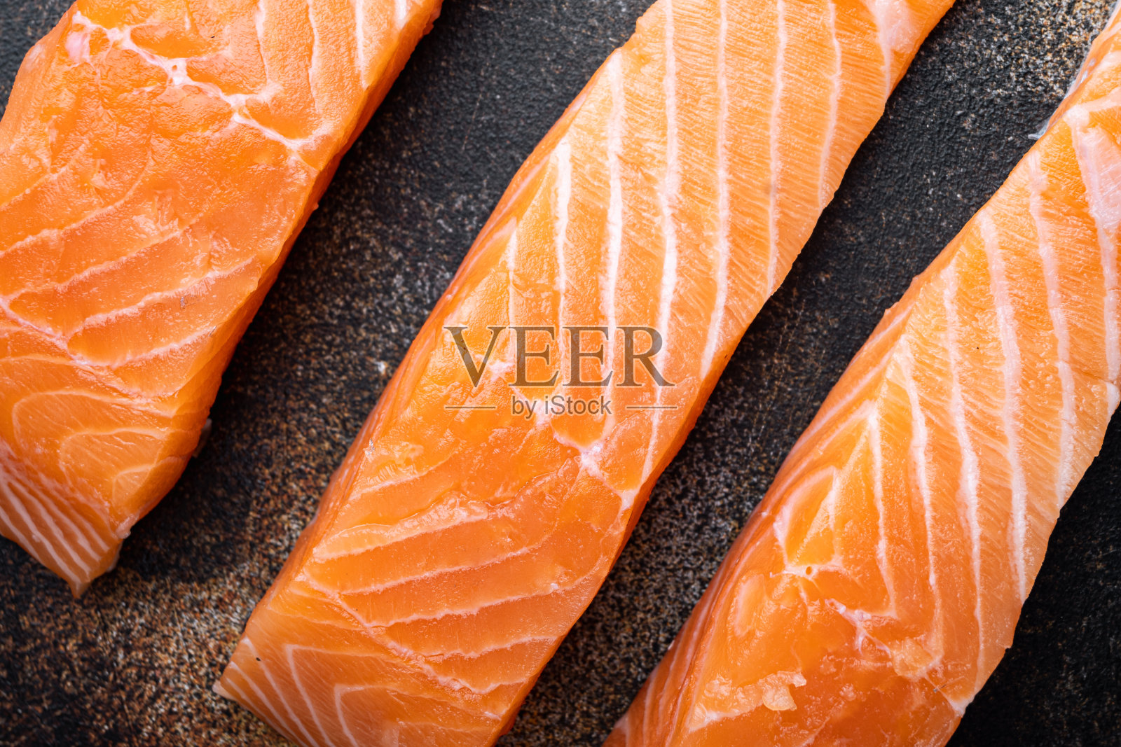 生鲑鱼片,在古老的乡村背景,俯视图照片摄影图片