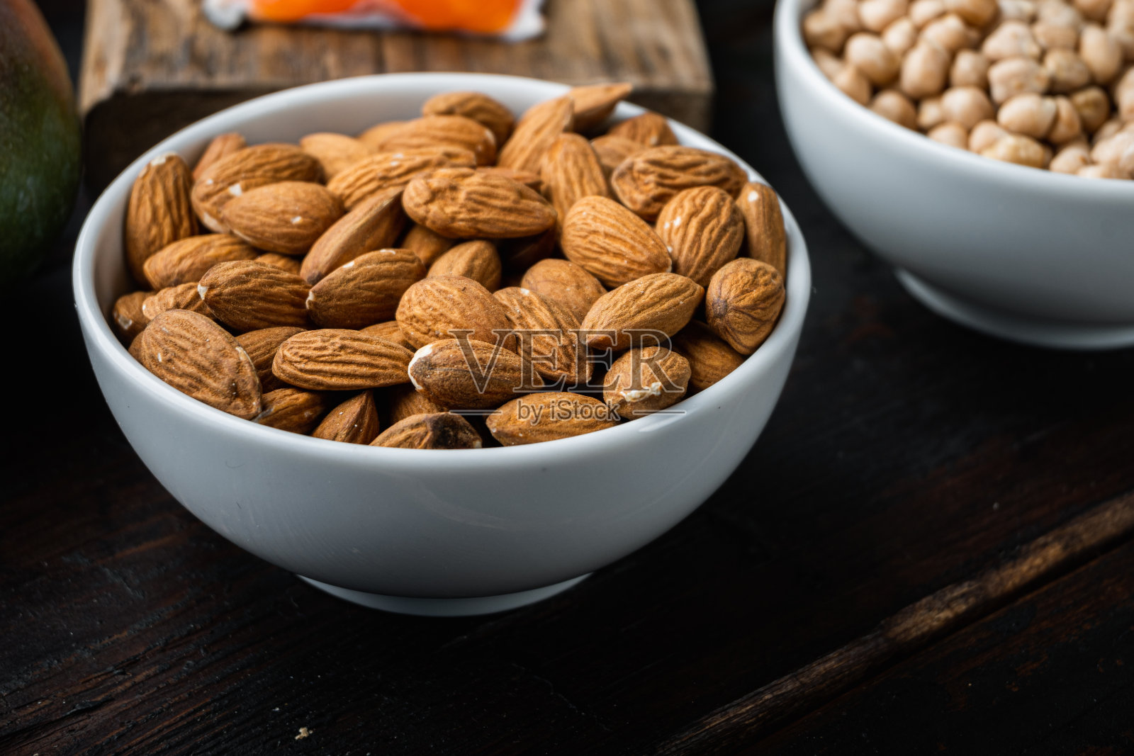 杏仁,坚果,健康食品,深色木质背景照片摄影图片