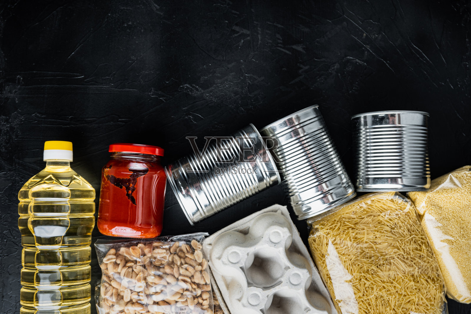 食物捐赠,俯视图与拷贝空间,在黑色背景照片摄影图片