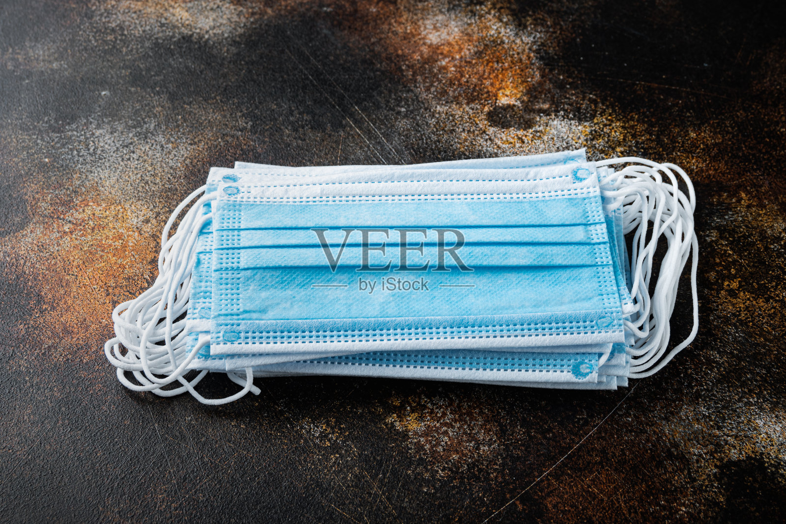 医用防护一次性口罩、外科口罩、冠状病毒隔离、卫生概念、旧黑桌子照片摄影图片