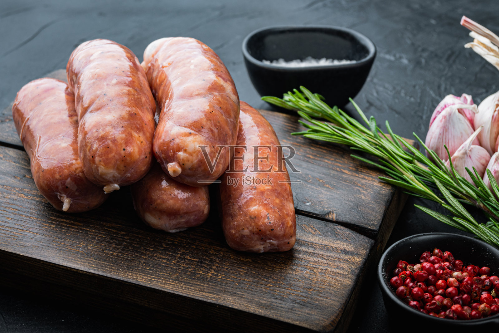 黑色背景上自制的生猪肉香肠照片摄影图片
