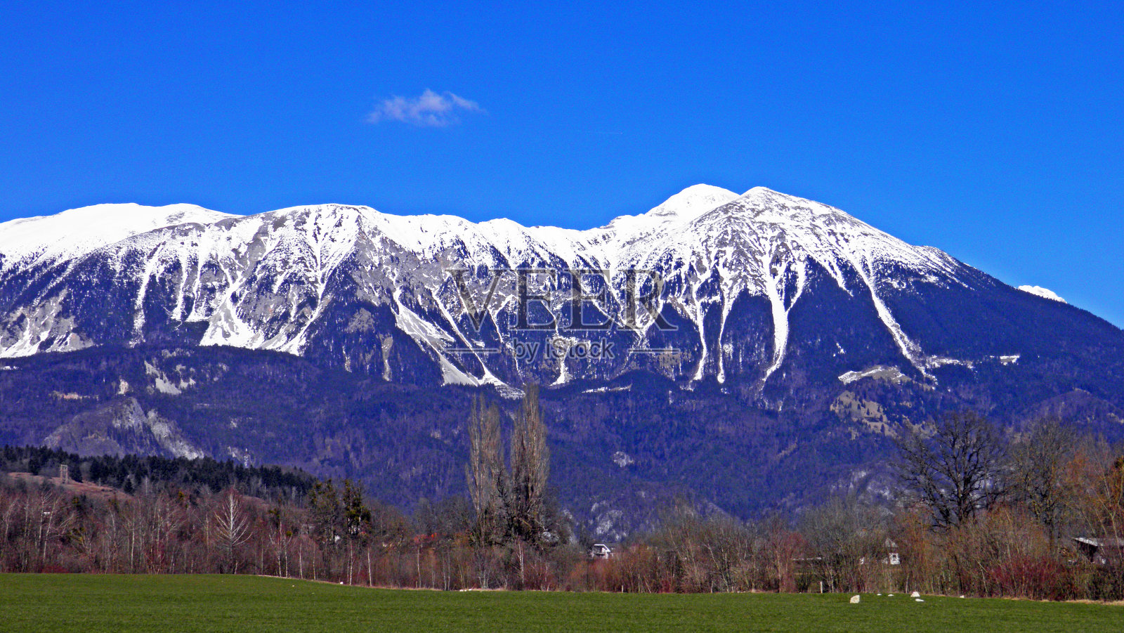 从萨瓦河山谷俯瞰奥地利阿尔卑斯山(Pogled iz doline reke Save proti avstrijskim Alpam) - Radovljica,斯洛文尼亚照片摄影图片
