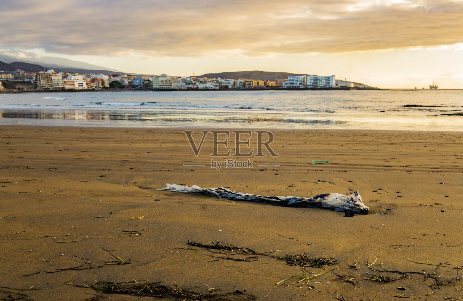 沙滩上有一大块塑料照片摄影图片