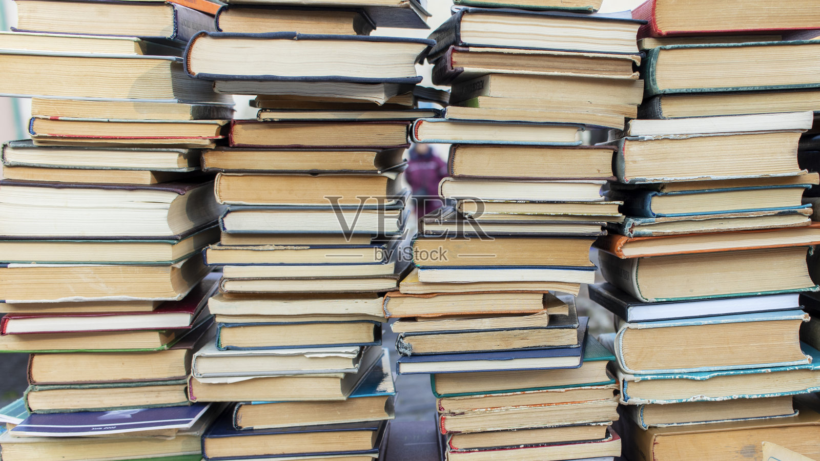 跳蚤市场上成堆的旧书。照片摄影图片