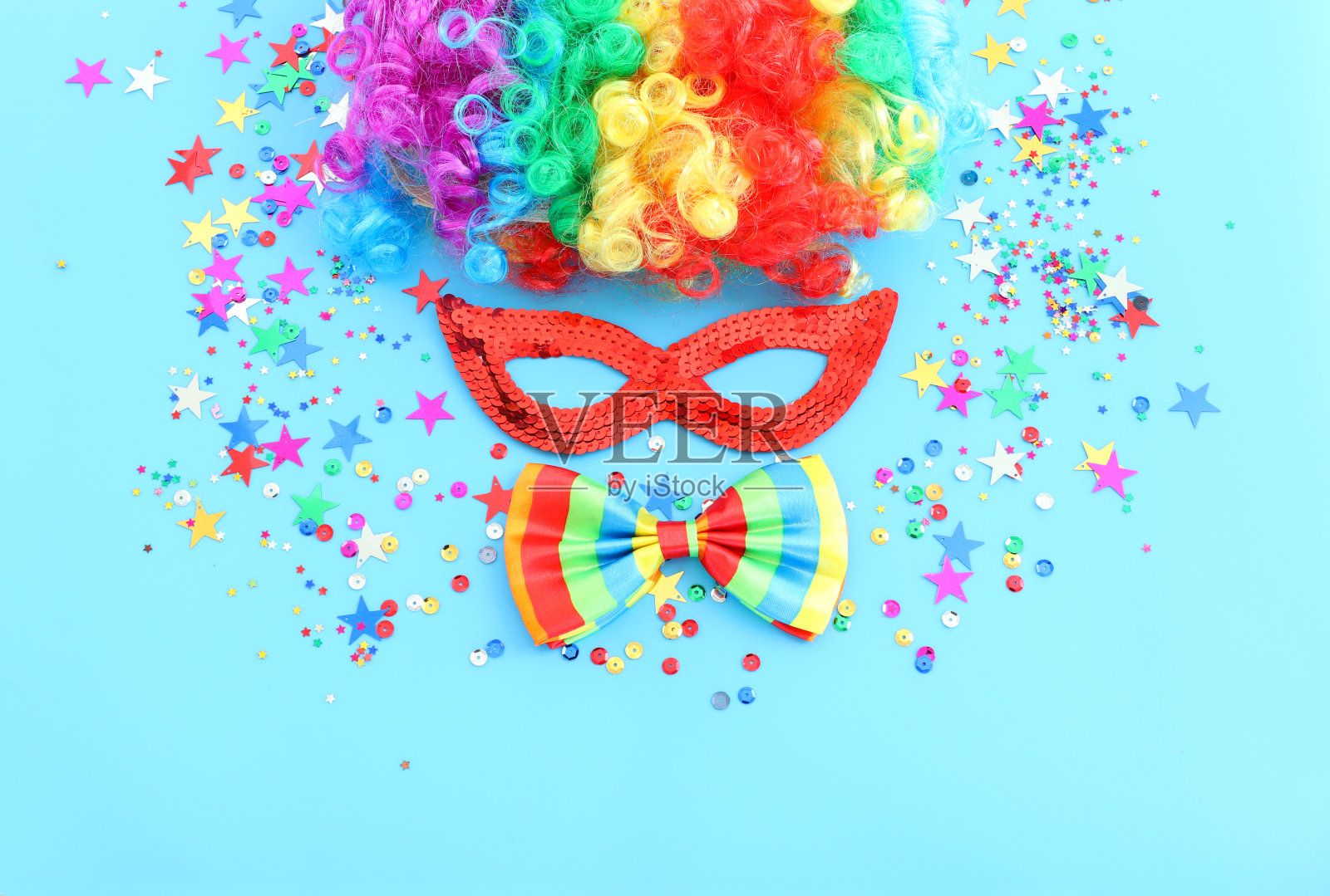 狂欢,派对和普林节庆祝概念(犹太狂欢节节日)在蓝色的背景照片摄影图片