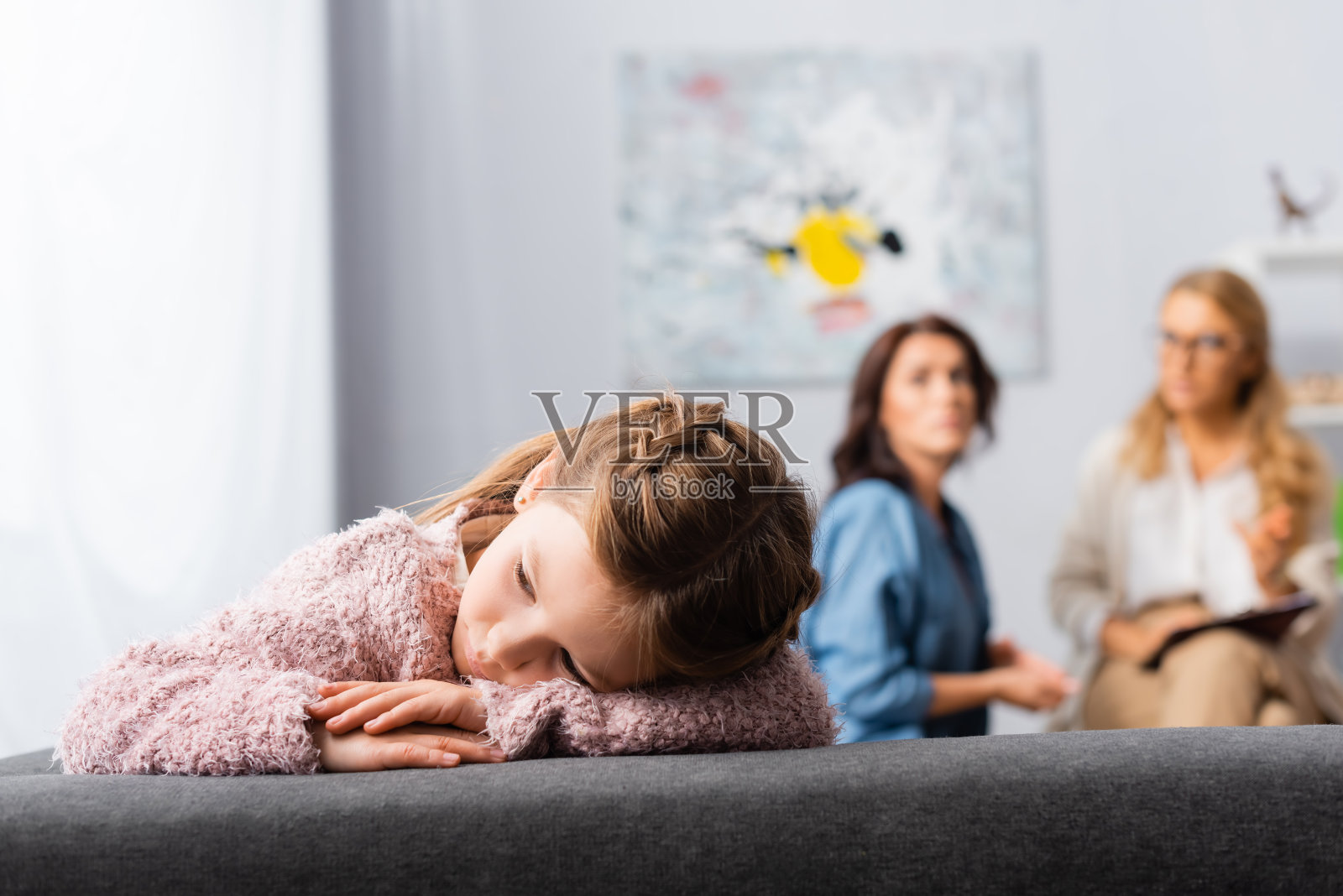 妈妈和心理医生聊天,女儿觉得无聊照片摄影图片