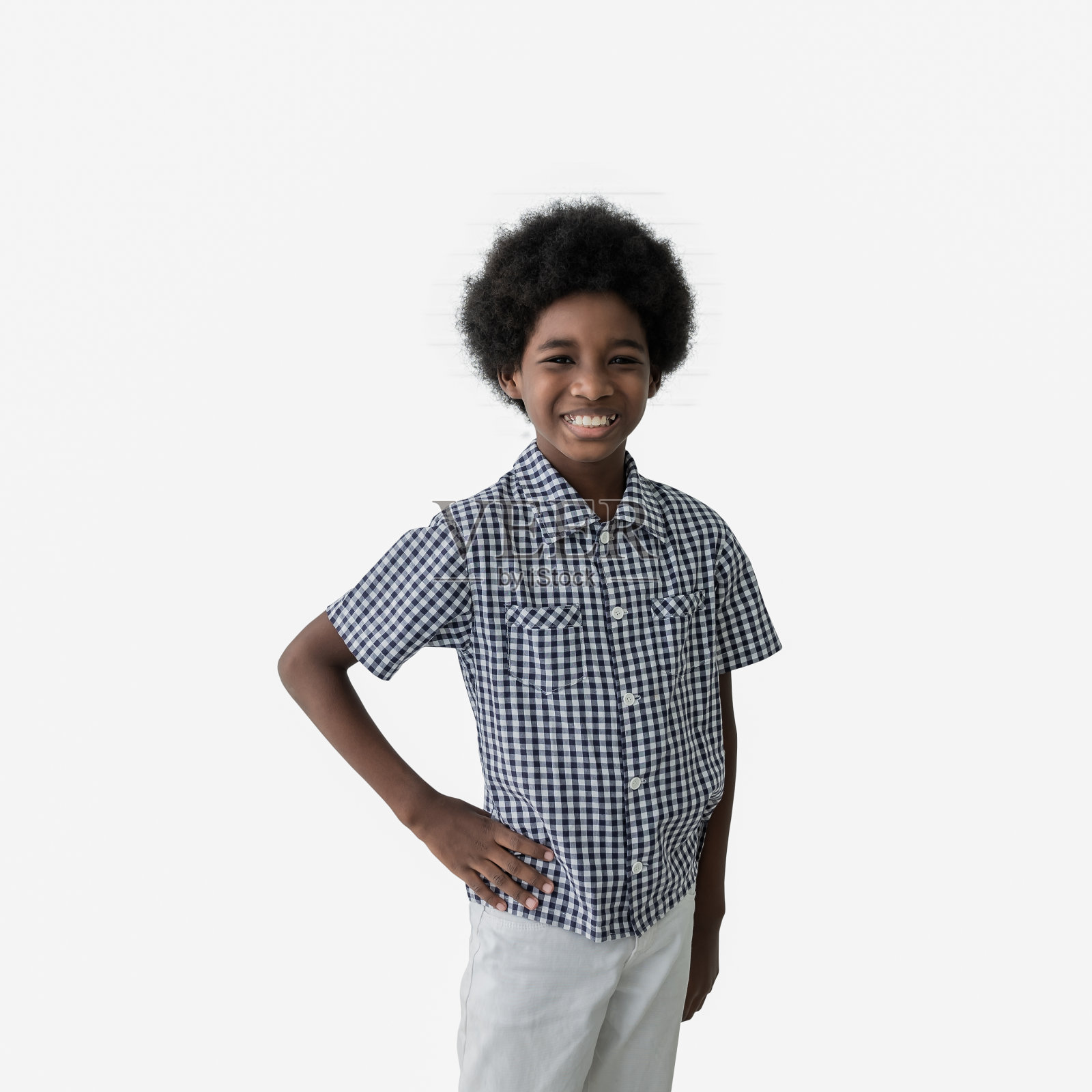 快乐的非裔美国少年和黑色皮肤的肖像在时尚的衣服和站着摆姿势照片摄影图片