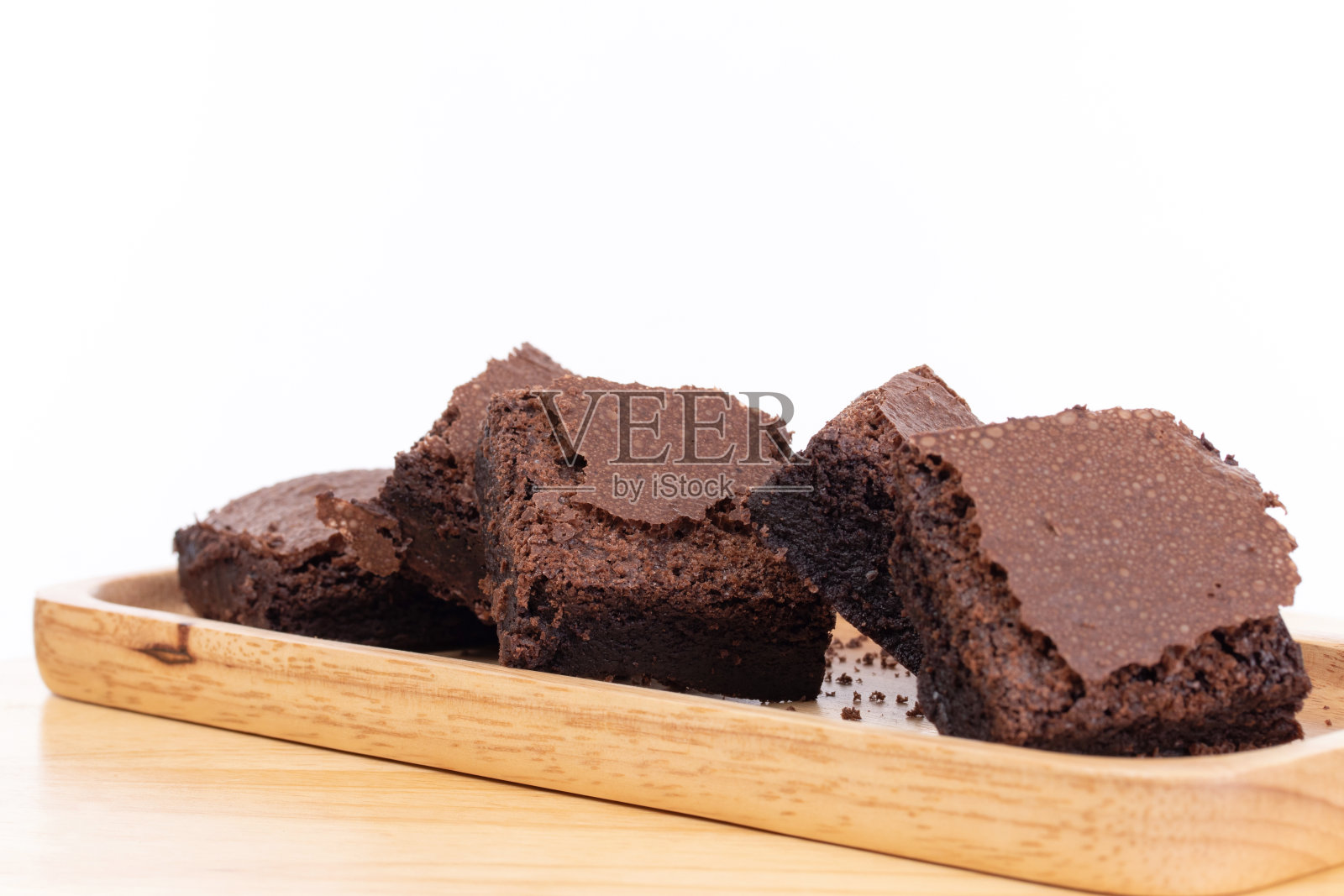 美味的自制巧克力蛋糕在白色的背景照片摄影图片
