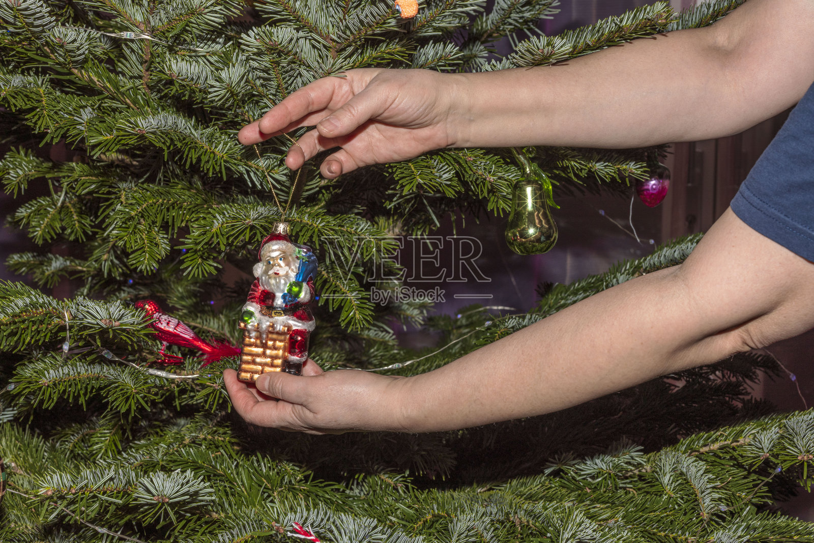 圣诞树上五颜六色的圣诞装饰。圣诞节的概念。明信片。照片摄影图片