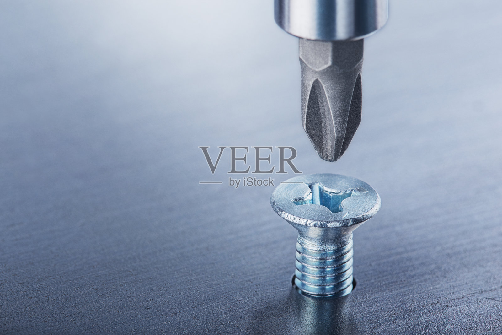 螺丝刀螺丝,金属钢板螺栓。扳手、螺栓、螺钉和螺母。照片摄影图片