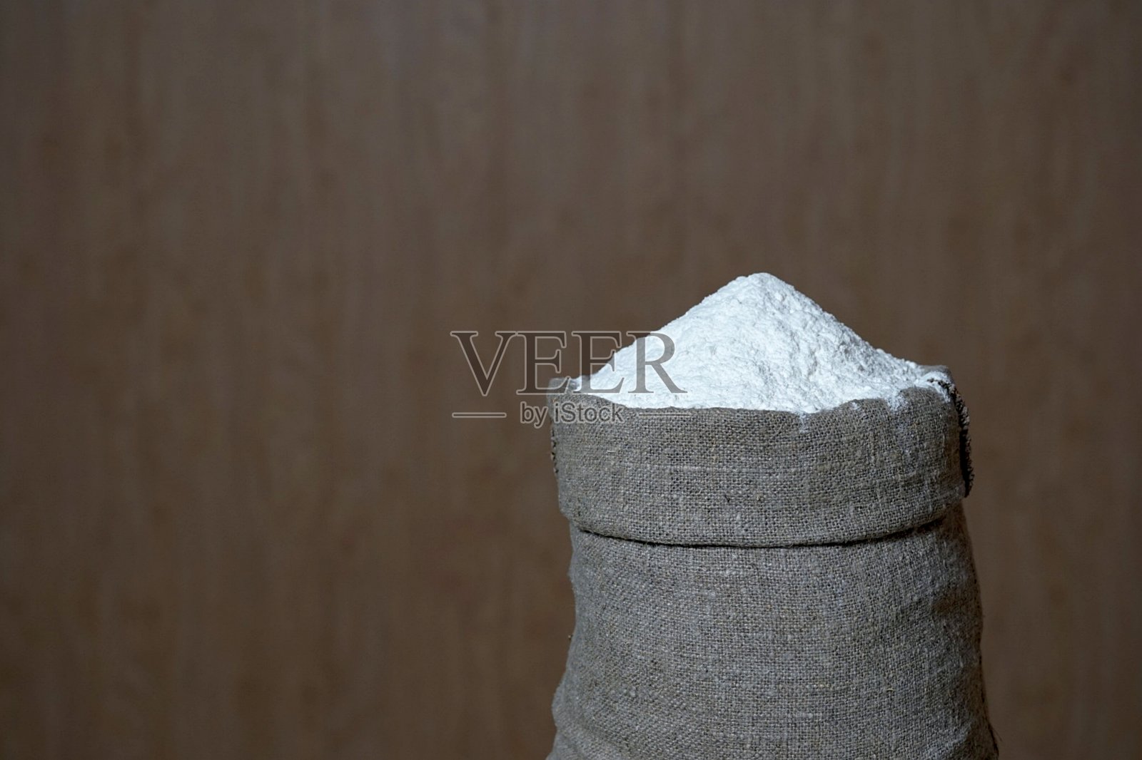 褐色背景的一袋小麦粉照片摄影图片