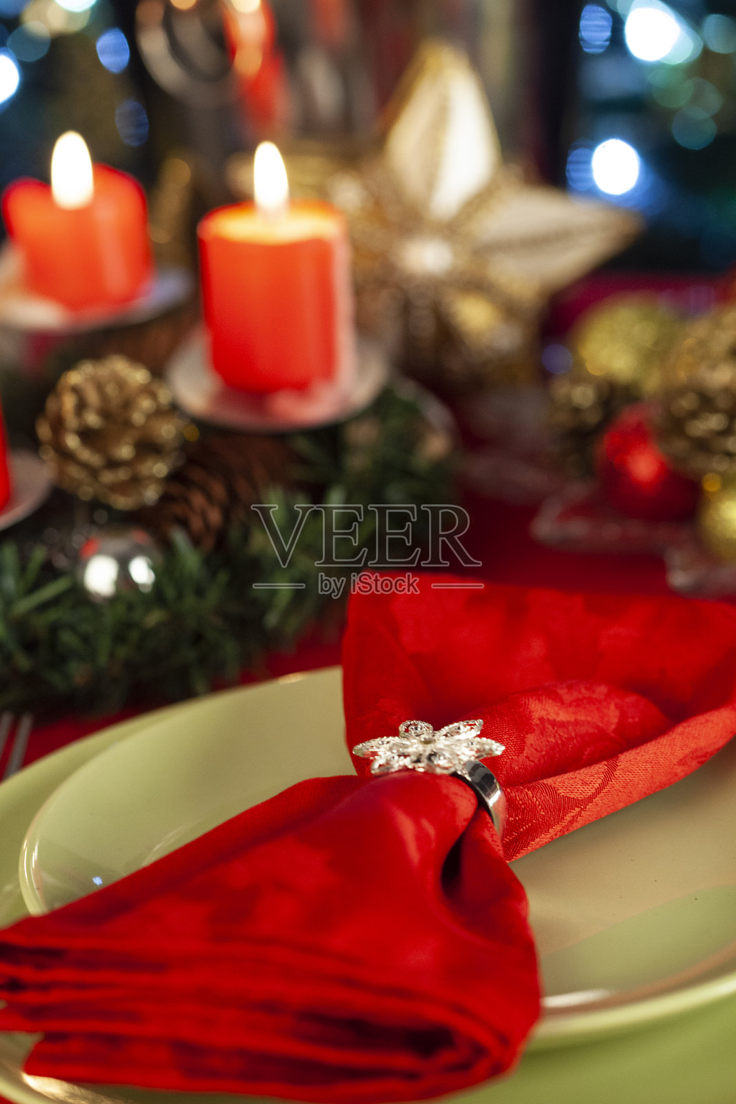 优雅的圣诞餐桌布置照片摄影图片