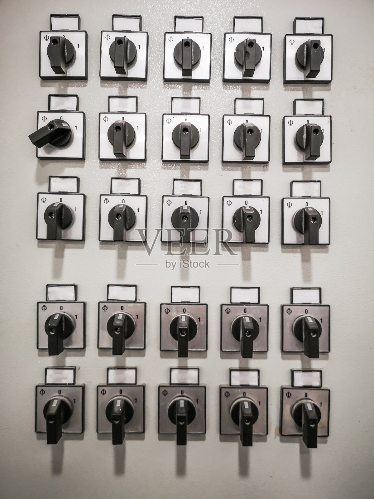 有许多按钮和开关的电气控制面板照片摄影图片