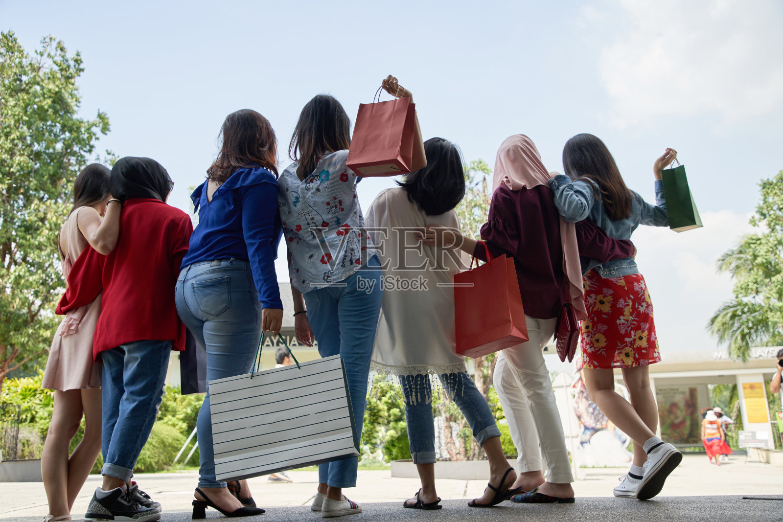 多民族女性一起购物照片摄影图片