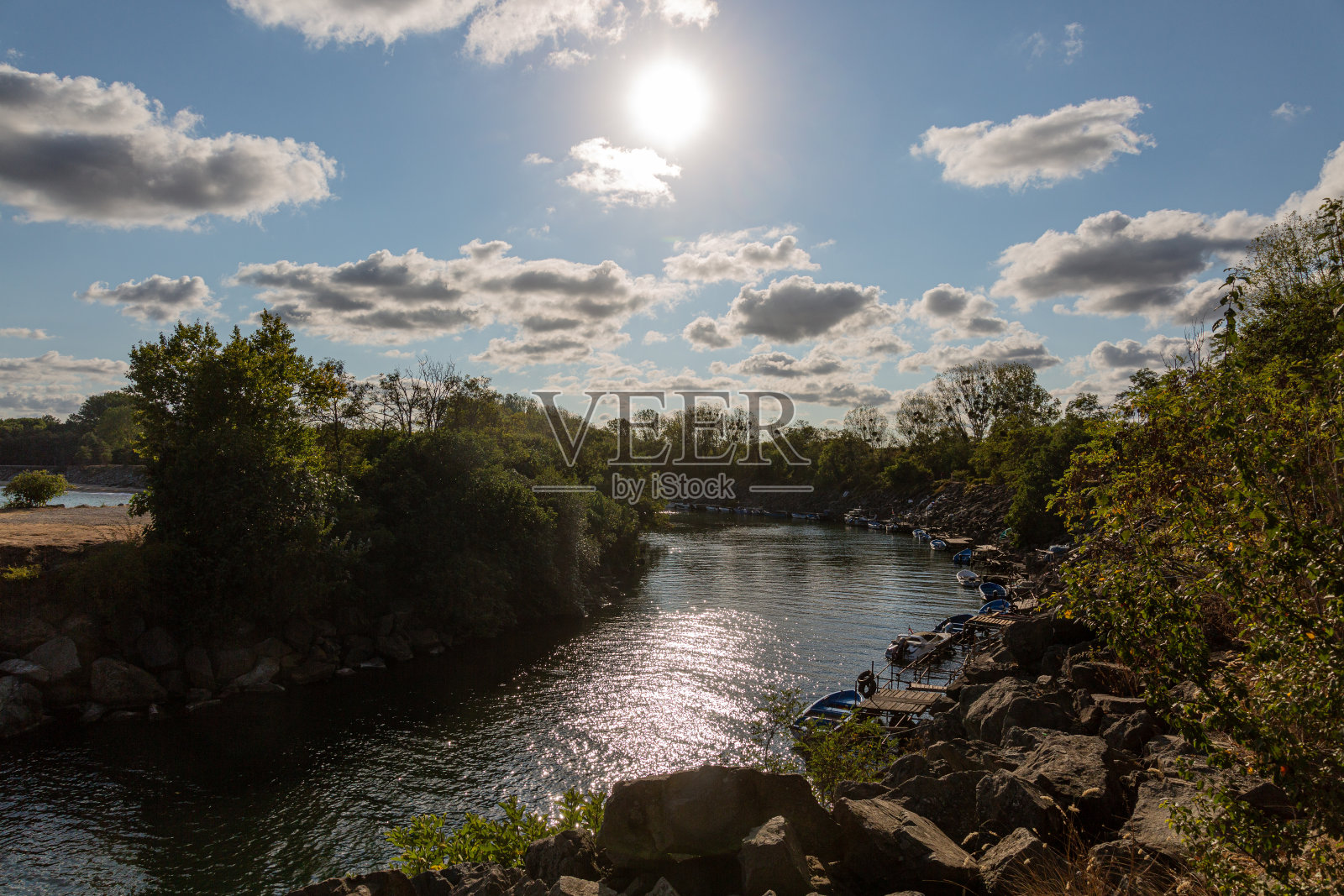 河上的船,树,阴天和太阳照片摄影图片