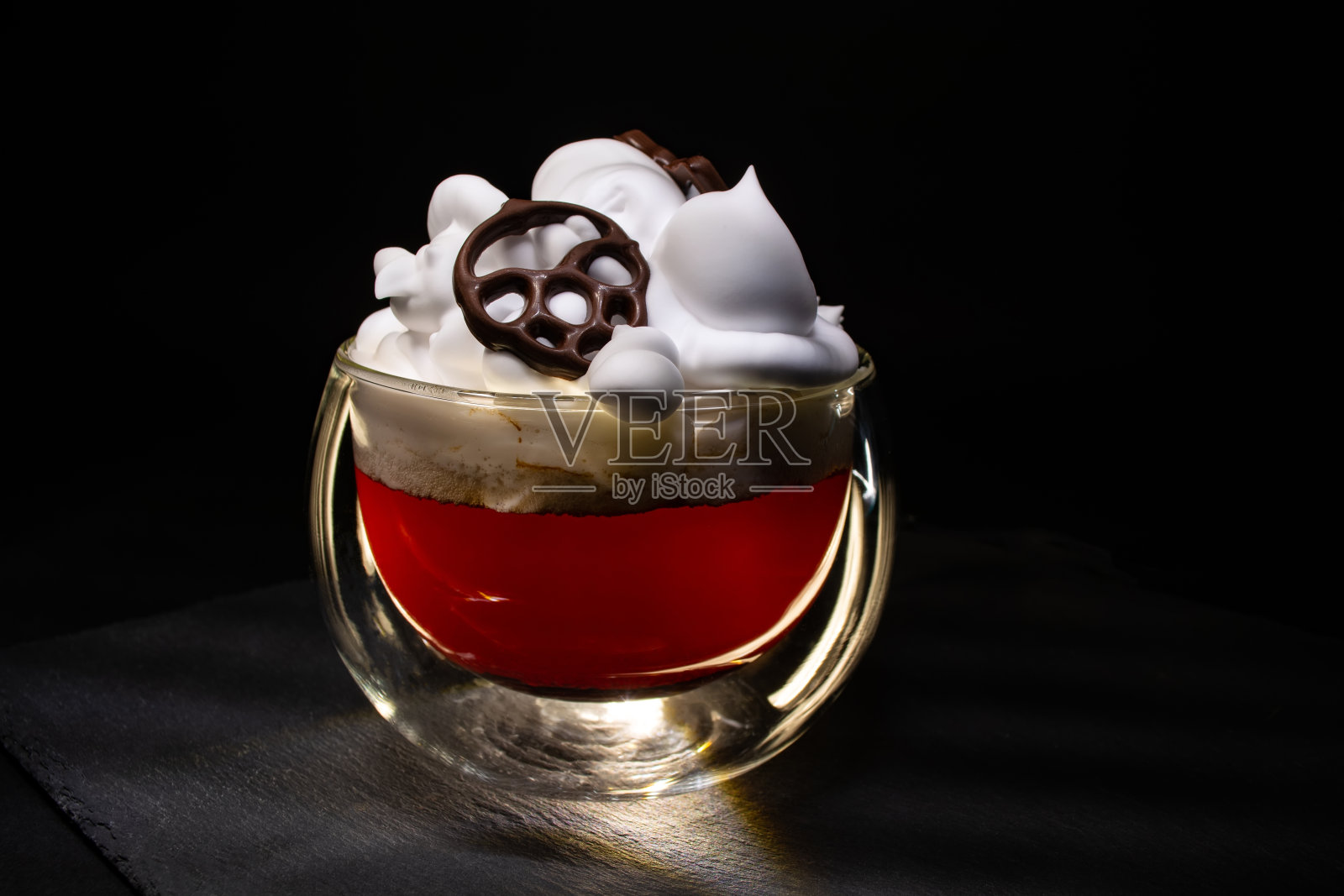 用3D打印机打印出的巧克力蛋筒,印在一杯咖啡上照片摄影图片