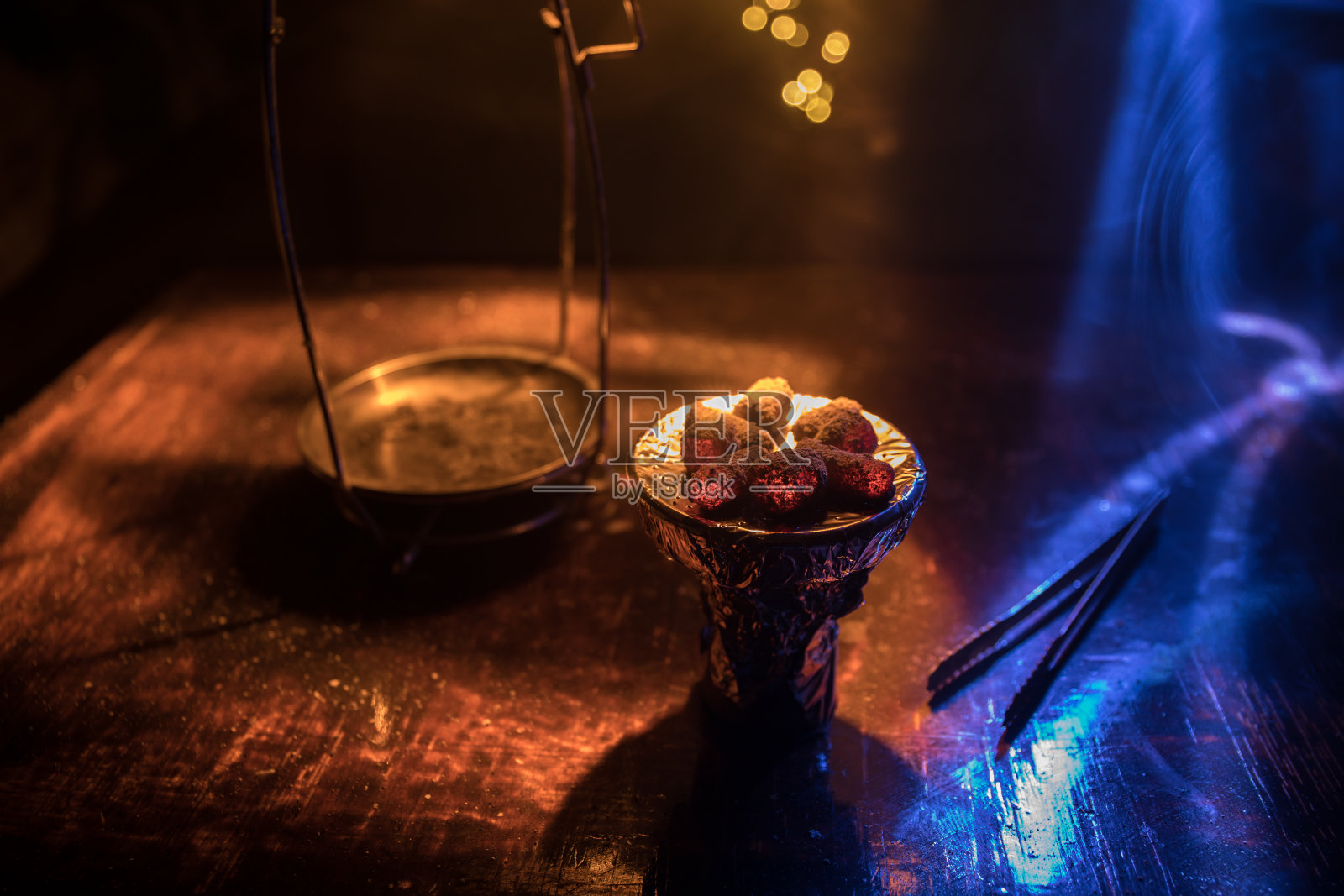 特写燃烧木炭立方体。行动。在碗里燃烧的余烬,用来抽水烟。燃烧的小火焰燃烧着黄色的煤块照片摄影图片