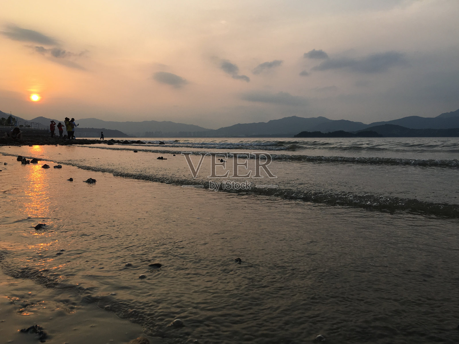 海滩上的日落照片摄影图片