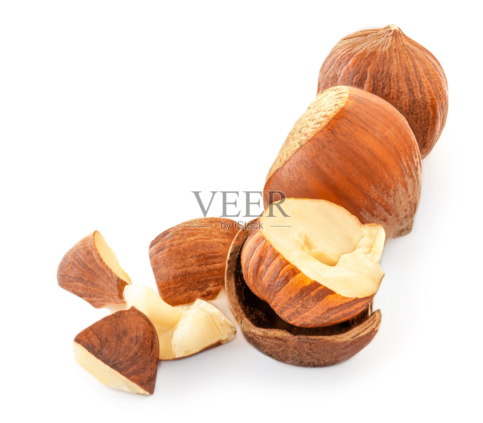 完整和碾碎的榛子孤立在白色背景上。创新食品布局。榛子宏。“n照片摄影图片
