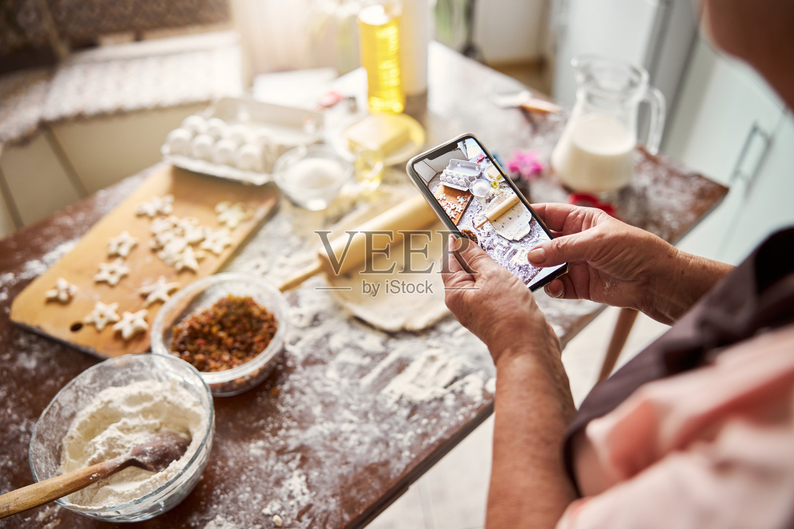美食博主拍下凌乱的餐桌照片摄影图片