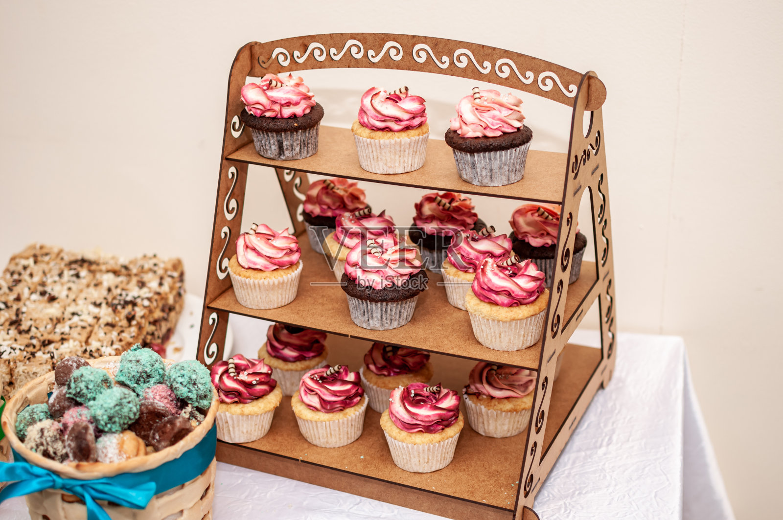 婚礼自助餐上的甜蛋糕。餐饮照片摄影图片