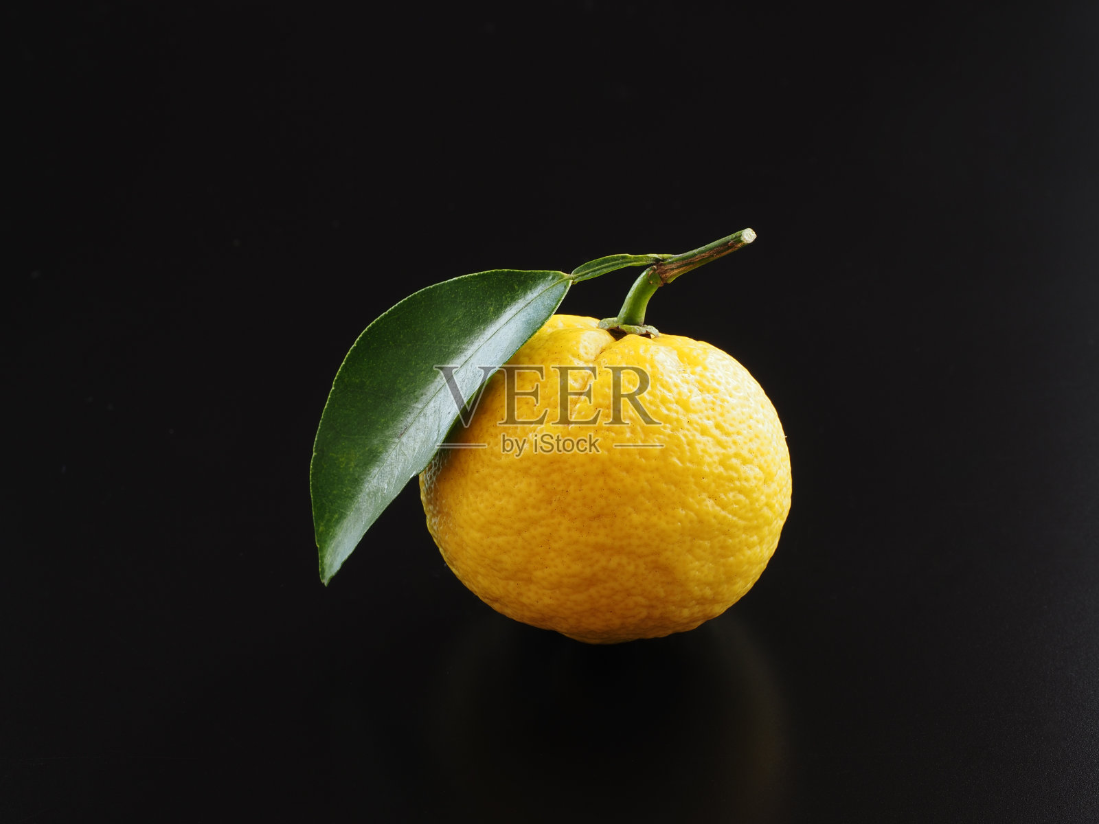 黑色背景上的日本柚子照片摄影图片