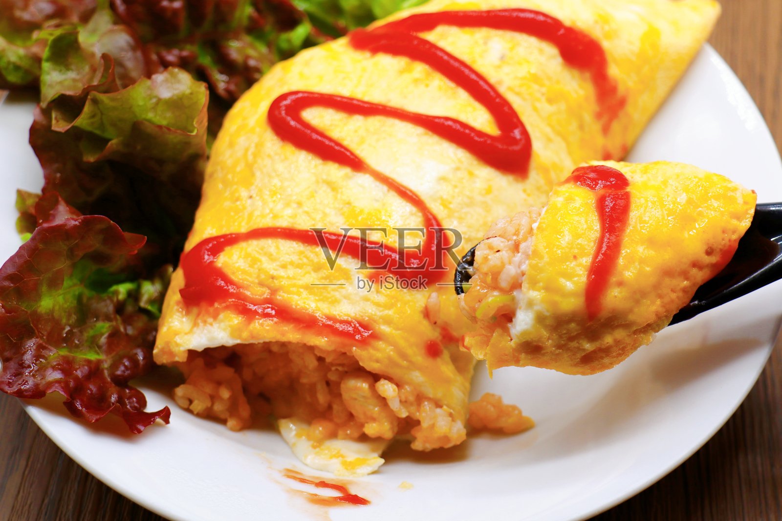煎蛋卷加番茄酱调味的炒饭(煎蛋卷)照片摄影图片