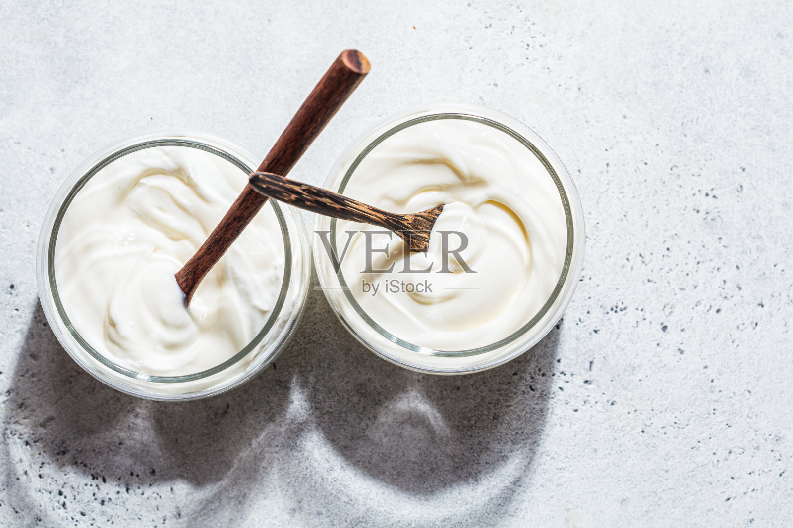 玻璃罐自制酸奶,背景光线,拷贝空间,俯视图。酸奶制备的概念。照片摄影图片