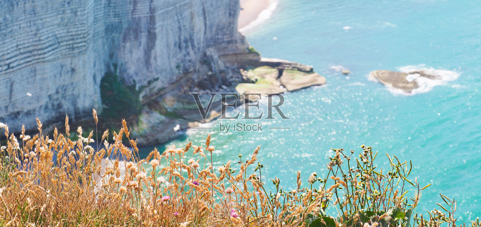被摧毁的古代拱门的全景:La Pointe de La Valaine或Le Pertuiser。泥灰岩,沉积岩。本的父亲,法国诺曼底照片摄影图片