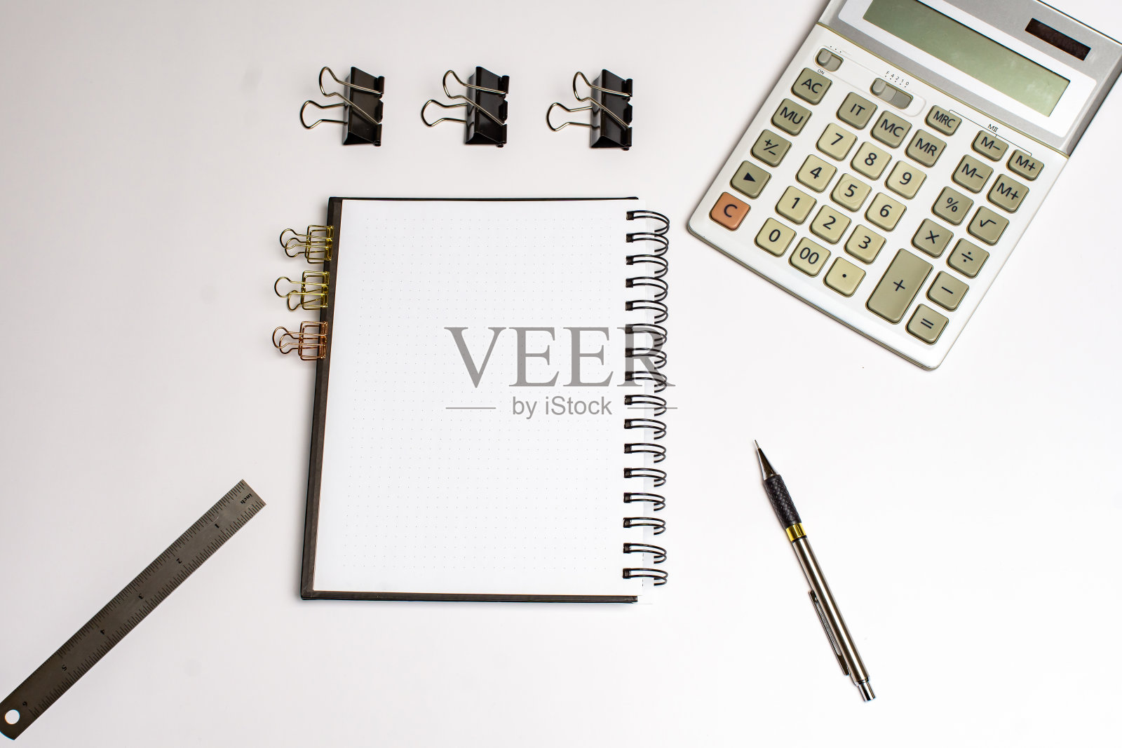 记事本计算器躺在白色的背景与空间写一个计算器照片摄影图片