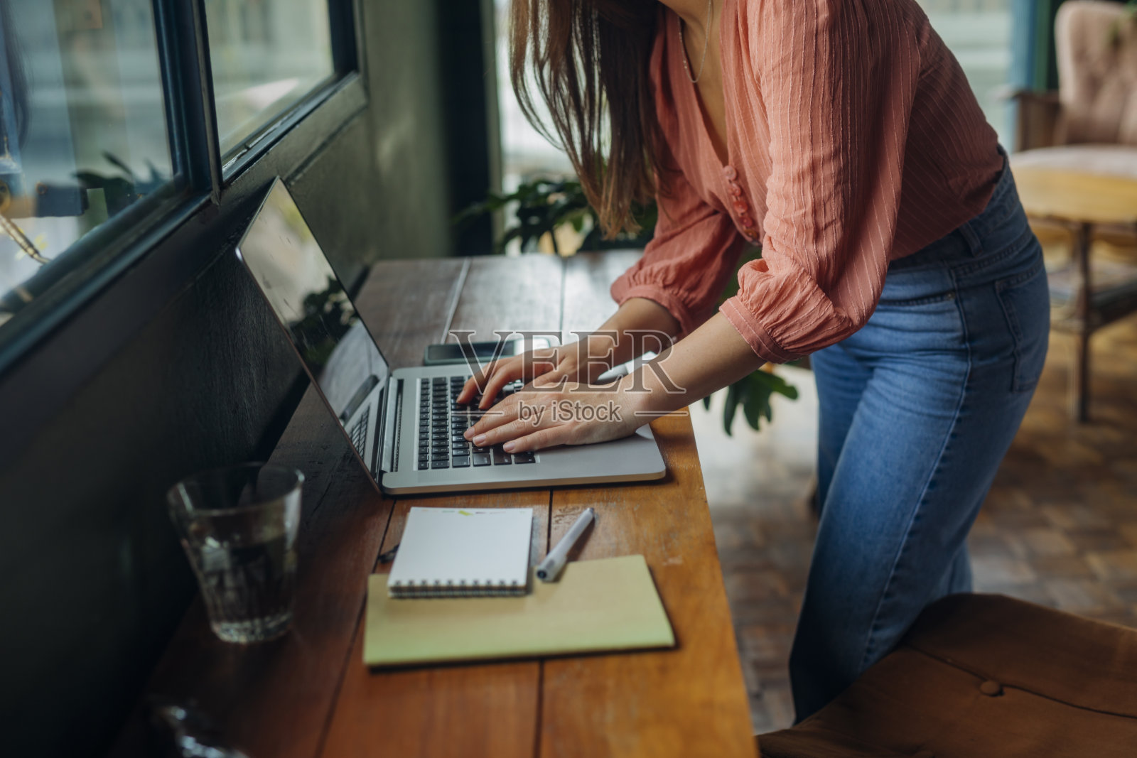 一名年轻白人女性使用笔记本电脑的剪影照片照片摄影图片