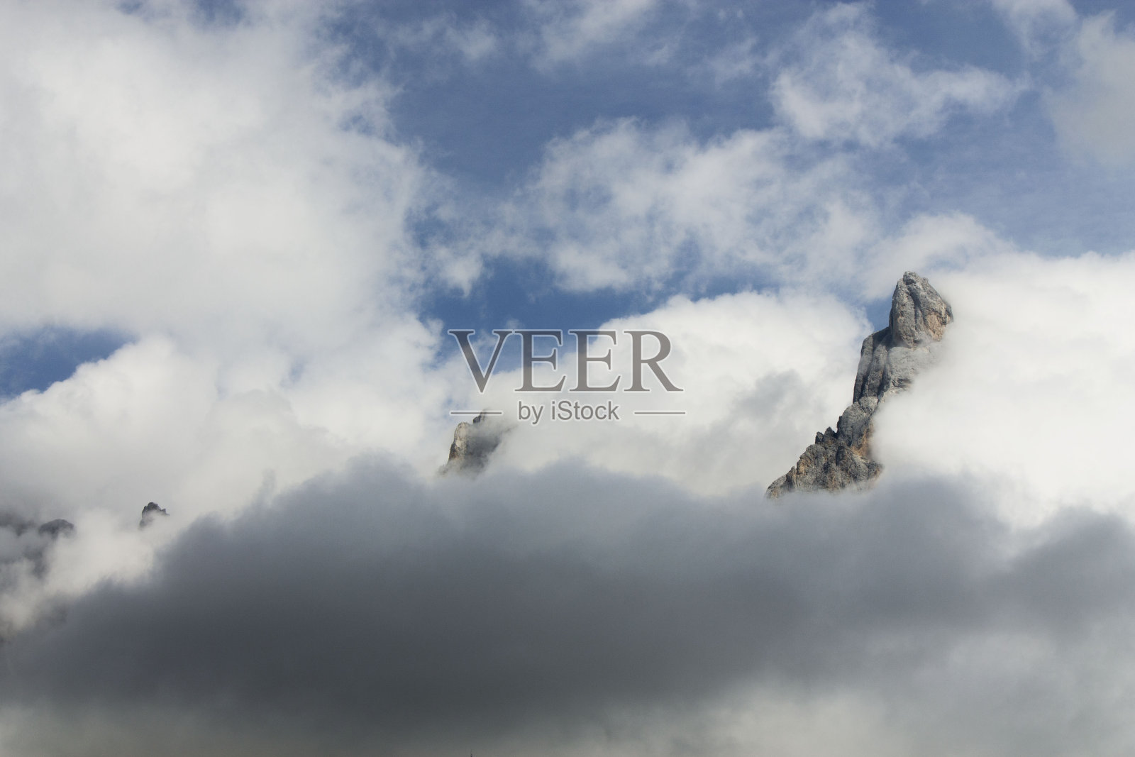 意大利阿尔卑斯山山峰上的壮观天空照片摄影图片